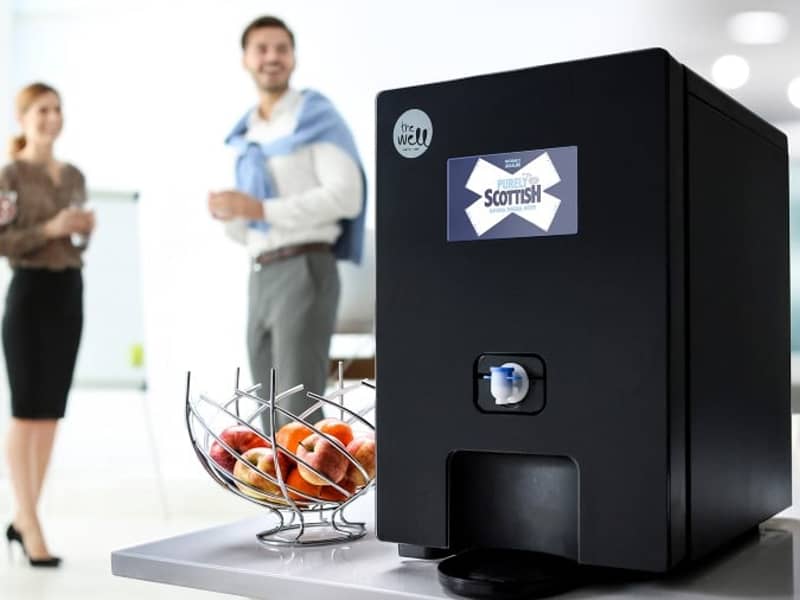 water cooler op kantoor met collega's die drinken