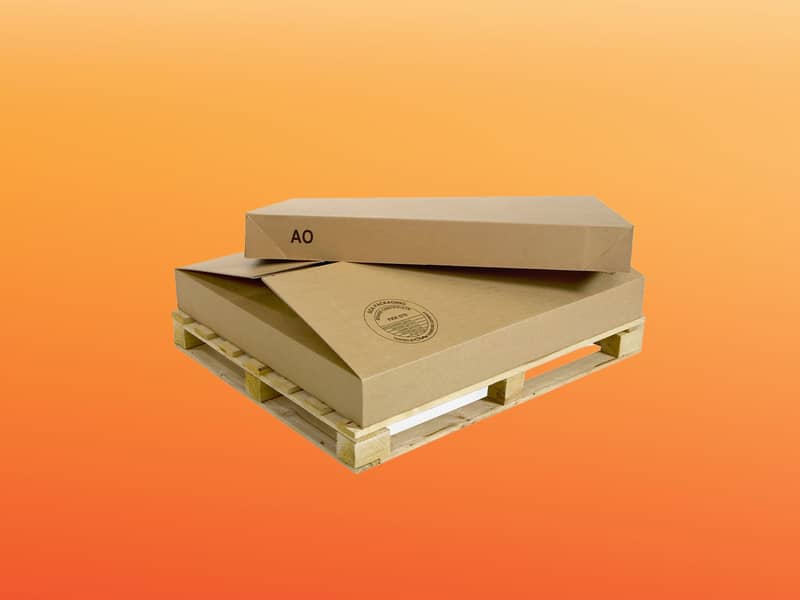 Complete Knock Down-verpakking van stevig golfkarton op houten pallet – heavy duty exportverpakking van DS Smith.