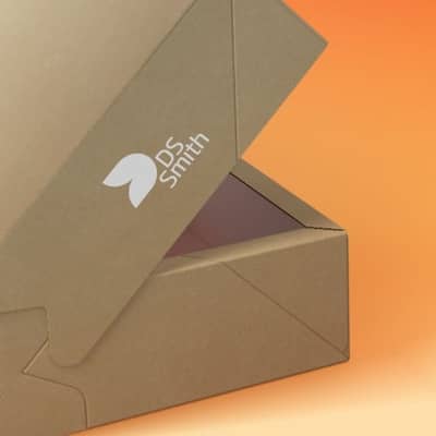 Braune Verpackung mit weißem DS Smith Logo ist halb geöffnet vor einem orange-melierten Hintergrund.