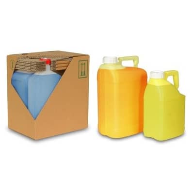 Offene Wellpappverpackung mit Kunststoffkanistern befüllt neben vollen Kunststoffkanistern.