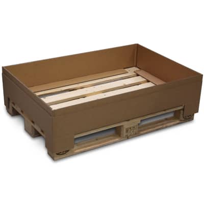 Palettenaufsatzrahmen aus Wellpappe auf einer Holzpalette.