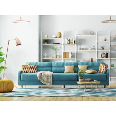 Wohnzimmer mit blauer Couch.