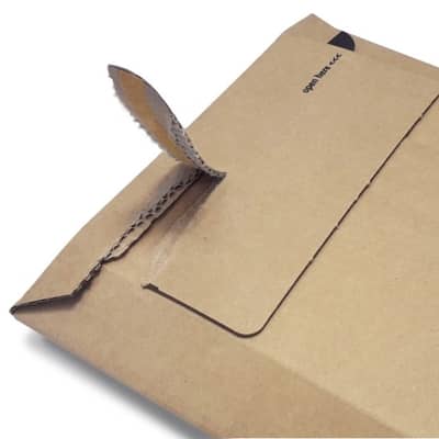 Ausschnitt einer braunen Versandtasche aus Wellpappe welche halb geöffnet durch einen faserbasierten Aufreißfaden ist.