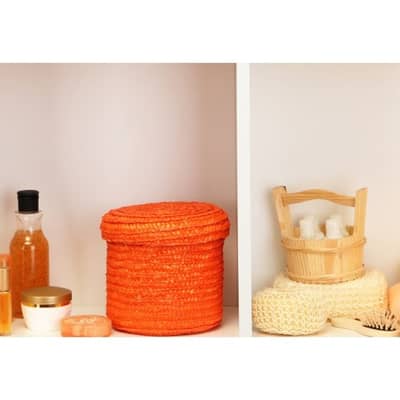 Badezimmerregal befüllt mit unterschiedlichen Toilettenartikeln.