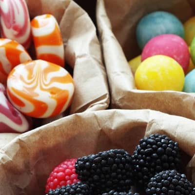 Unterschiedliche Süßwaren in Papiertüten.