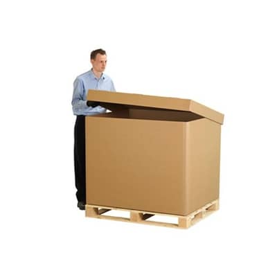 Mann schließt den Deckel einer Wellpappbox auf einer Palette.