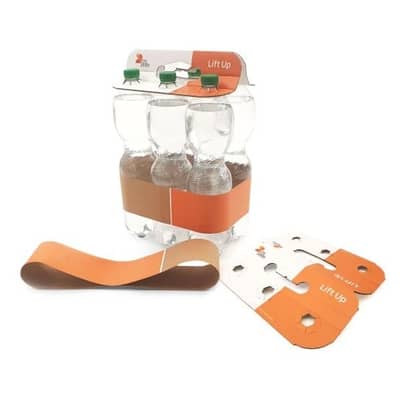 Sechs Plastikflaschen sind zusamengebündelt mit einer Banderole und einem Top Clip. Davor liegen eine Banderole und ein Top Clip aus Wellpappe in orangenem DS Smith Design.