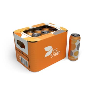Eine orange gemusterte Getränkedose steht rechts neben einer orangenen Verpackung mit weißem DS Smith Logo welche mehrere Dosen verpackt. Die Verpackung hat oben einen Ausschnitt und runde Ecken.