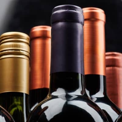 Mehrere Flaschenhälse von Weinflaschen.