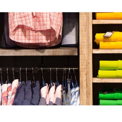 Kleiderschrank mit bunten Hemden.