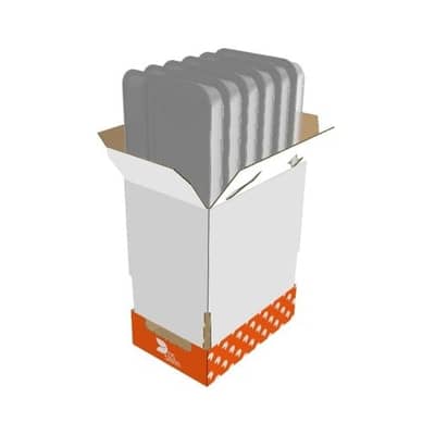 Zweiteilige Regalverpackung mit orangenem Unterteil und weißem Oberteil. Die Packung ist oben geöffnet und sechs graue Gegenstande schauen heraus