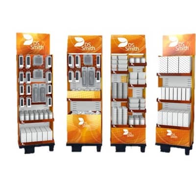 Vier orangene Displays mit weißem DS Smith Logo stehen nebeneinander. Alle Displays bestehen aus unterschiedlichen Bauteilen und präsentieren verschiedene Produkte.