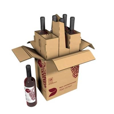 Sechs Rotweinflaschen werden in Verpackung aus Wellpappe eingepackt.