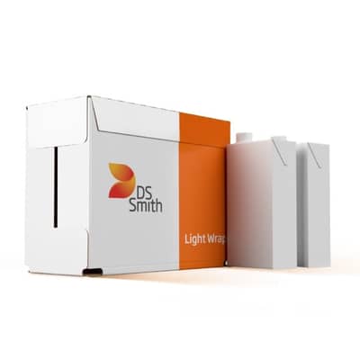 Umverpackung aus Wellpappe mit DS Smith Branding steht neben zwei weißen Getränkekartons