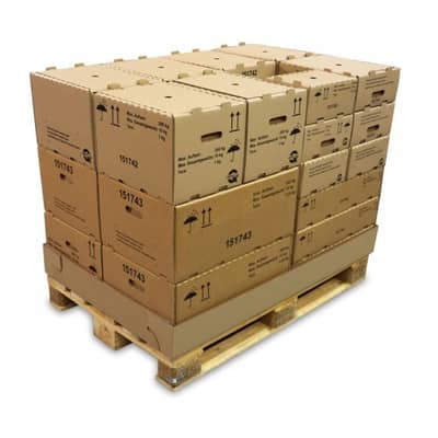 Viele Wellpappboxen zusammen gestapelt auf einer Palette.