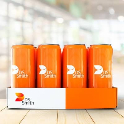 Dosentray im DS Smith Design gefüllt mit orangenen Dosen auf einem Holztisch stehend