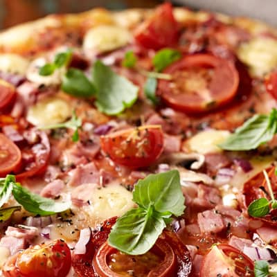 Eine bunt belegte Pizza.