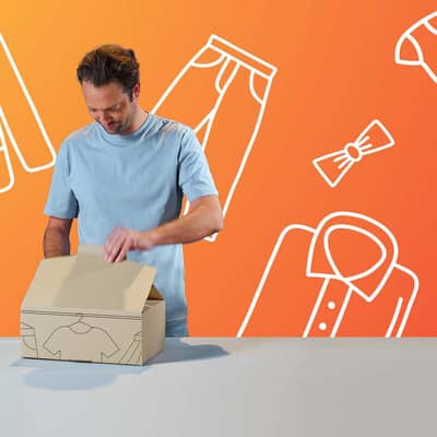 Ein Mann öffnet eine braune Verpackung welche mit Kleidungsstücken bedruckt ist. Der Hintergrund ist orange und es sind weiße Umrisse unterschiedlicher Kleidungsstücke darauf zu sehen.