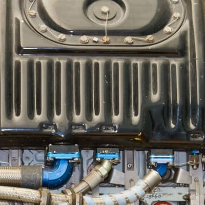 Technisches Bestandteil mit verschiedenen Schläuchen und Anschlüssen.