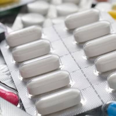 Mehrere Blister gefüllt mit Tabletten.