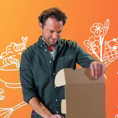 Ein Mann öffnet eine braune Verpackung. Der Hintergrund ist orange mit Umrissen von unterschiedlichen Gegenständen zum Thema Essen.