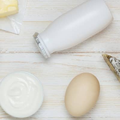 Milch, Joghurt und Käse auf einem Tisch.