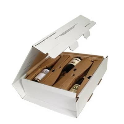 Weiße Transportverpackung aus Wellpappe befüllt mit drei Flaschen Wein.