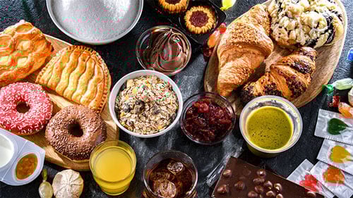 Et bord med forskellige snacks til brunch