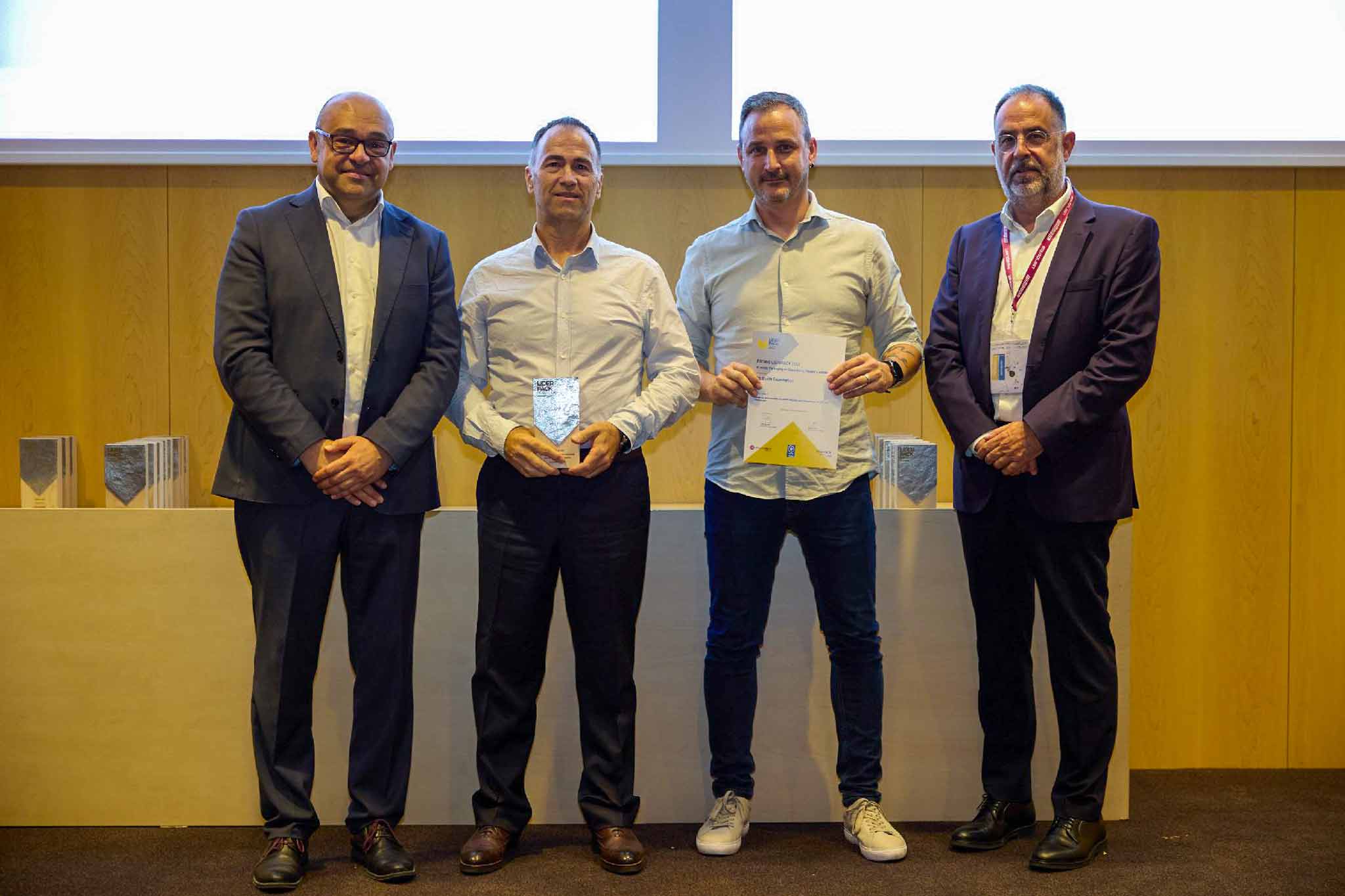 Recogida premio liderpack 2025. Comercial y diseñador del embalaje para placas solares.