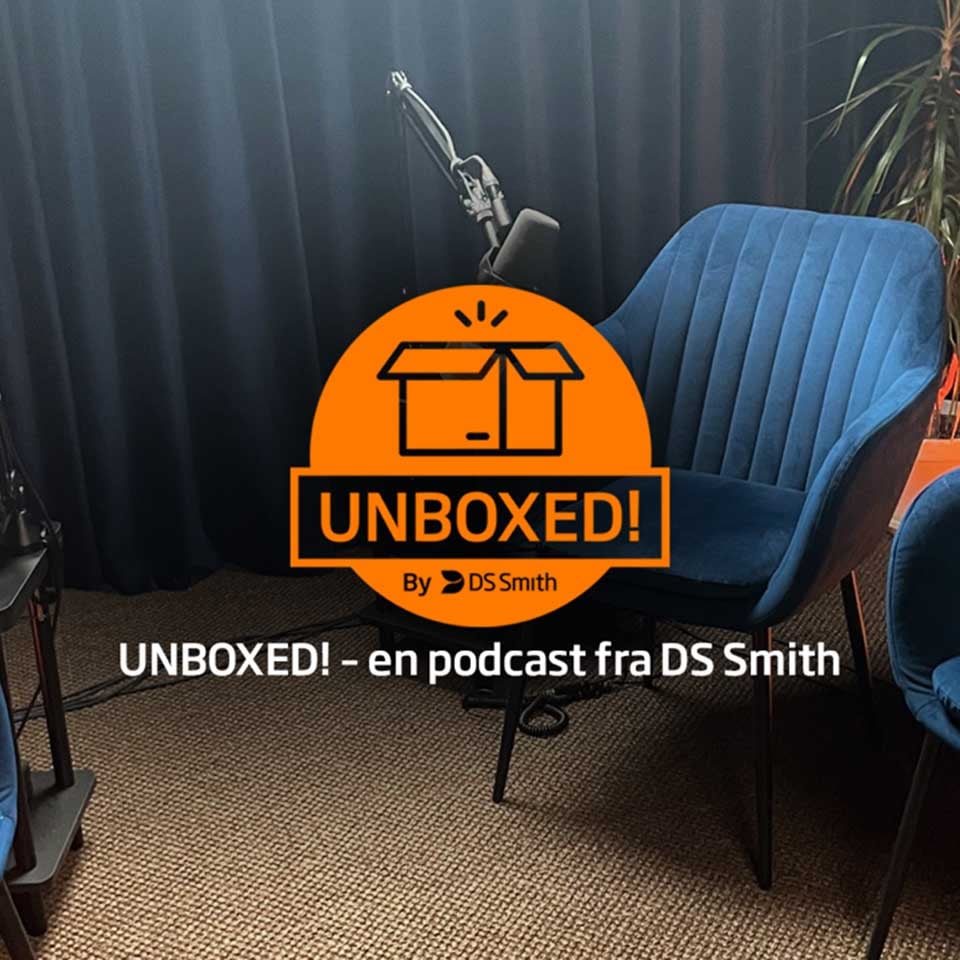 mørkt lokale med en mikrofon og en stol