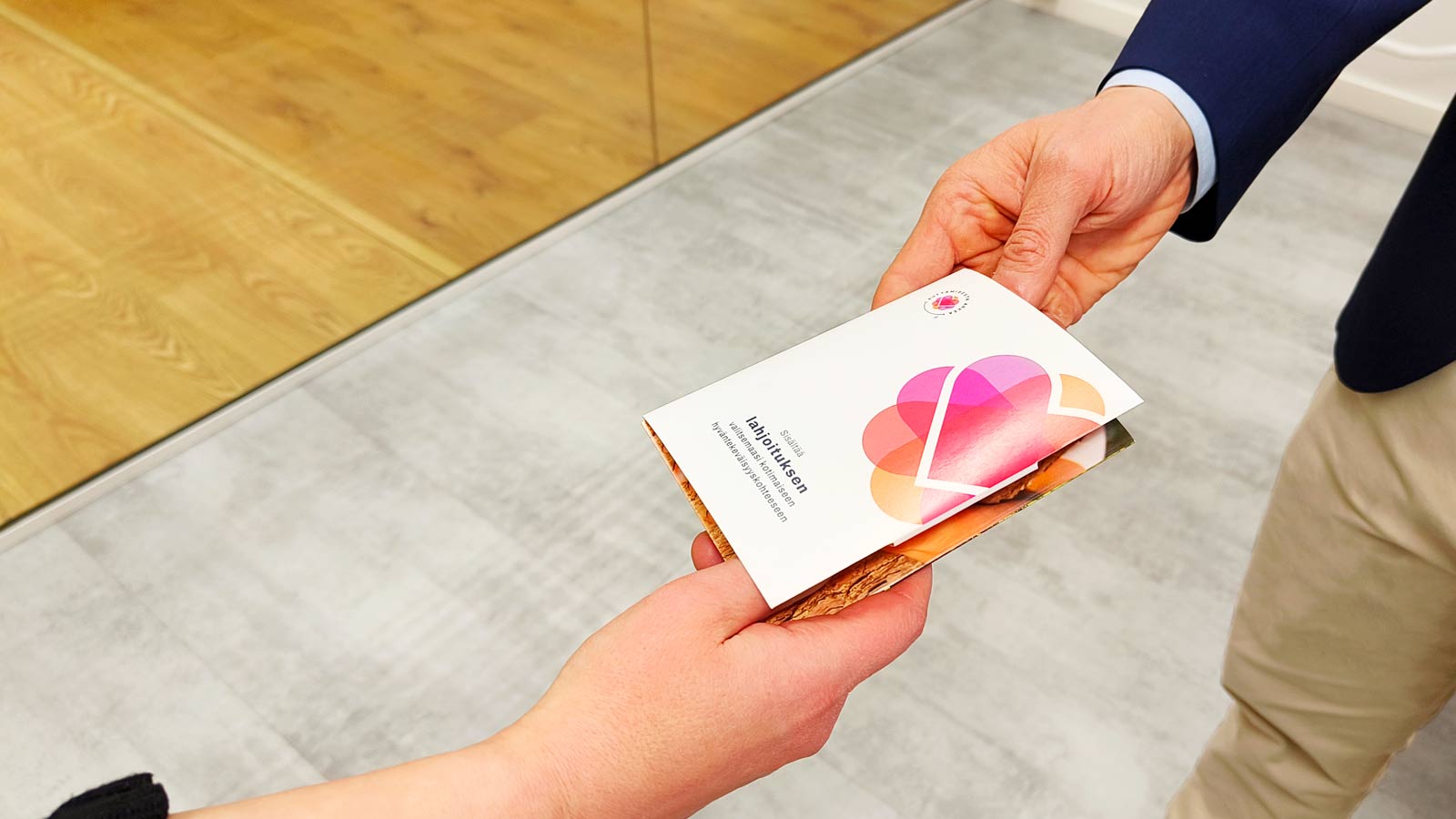 kaksi kättä ja kortti