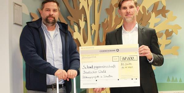 DS Smith spendet 10.000 Euro an die Schutzgemeinschaft Deutscher Wald