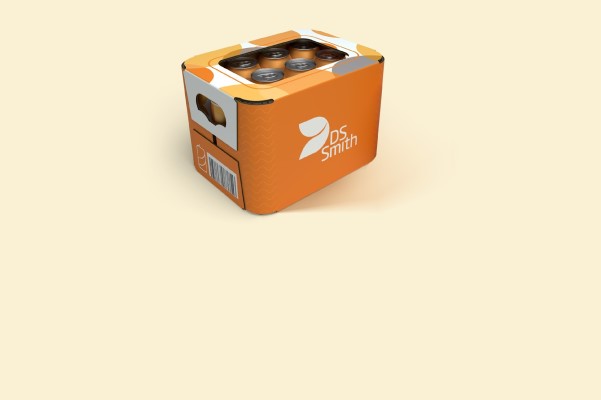 24 grüne Flachen mit DS Smith Label stehen in einer halb offenen Verpackung bei welcher der hintere Teil geschlossen ist während der vordere Teil flach liegt.