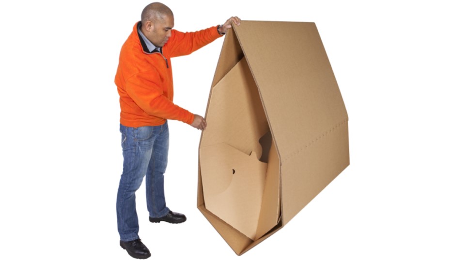 Mann baut Oktabiner aus Wellpappe zusammen.