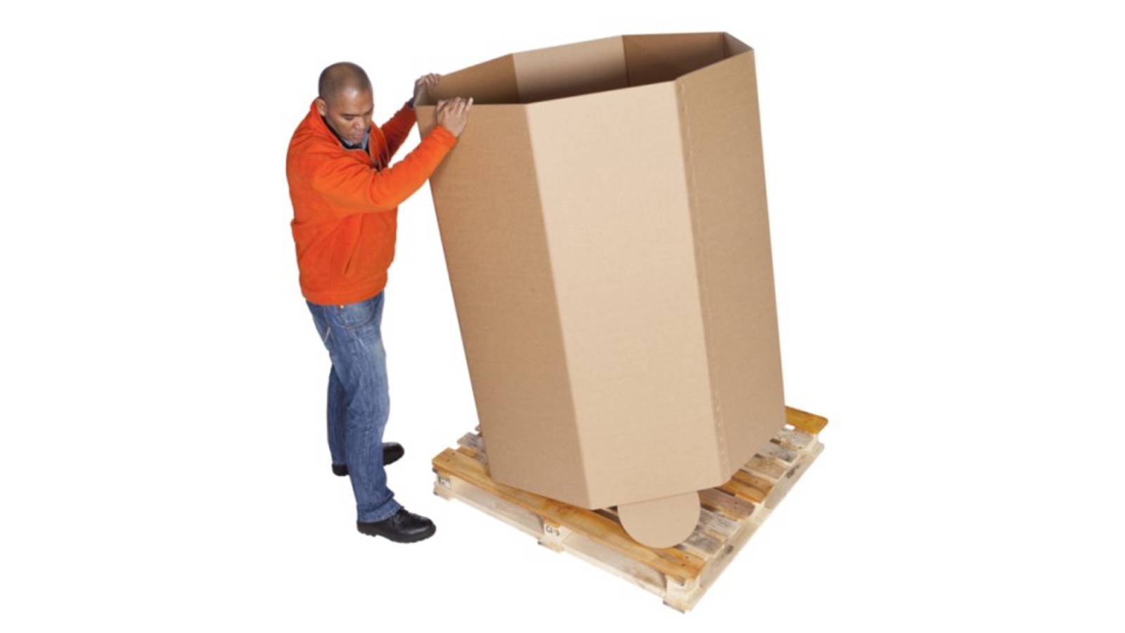 Mann ist dabei Oktabiner aus Wellpappe zusammenzubauen und stellt diesen auf eine Palette.