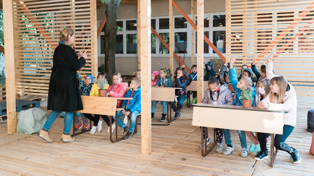 Een eco-klaslokaal met regenwateropvangsysteem, zonnepanelen, organische tuin en compost - een ruimte voor inspirerend onderwijs en stimulering van het eco-bewustzijn