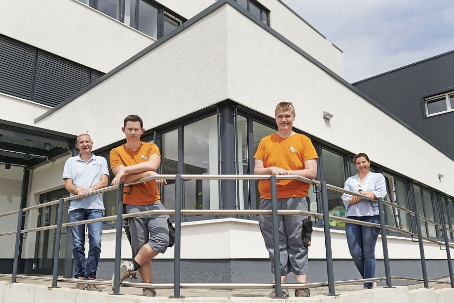 Gruppenbild vor dem DS Smith Standort in Erlensee: Stefan Blum, Christopher von Hülsen, Jan-Niklas Becker und Denise Kaminsky (von links) - alle von DS Smith. Foto:  aktiv/Gerd Scheffler