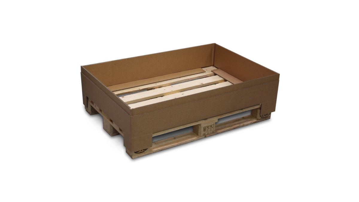 Palettenaufsatzrahmen aus Wellpappe auf einer Holzpalette.