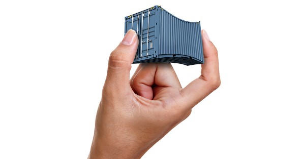 Blauer Container wird durch zwei Finger zusammengequetscht