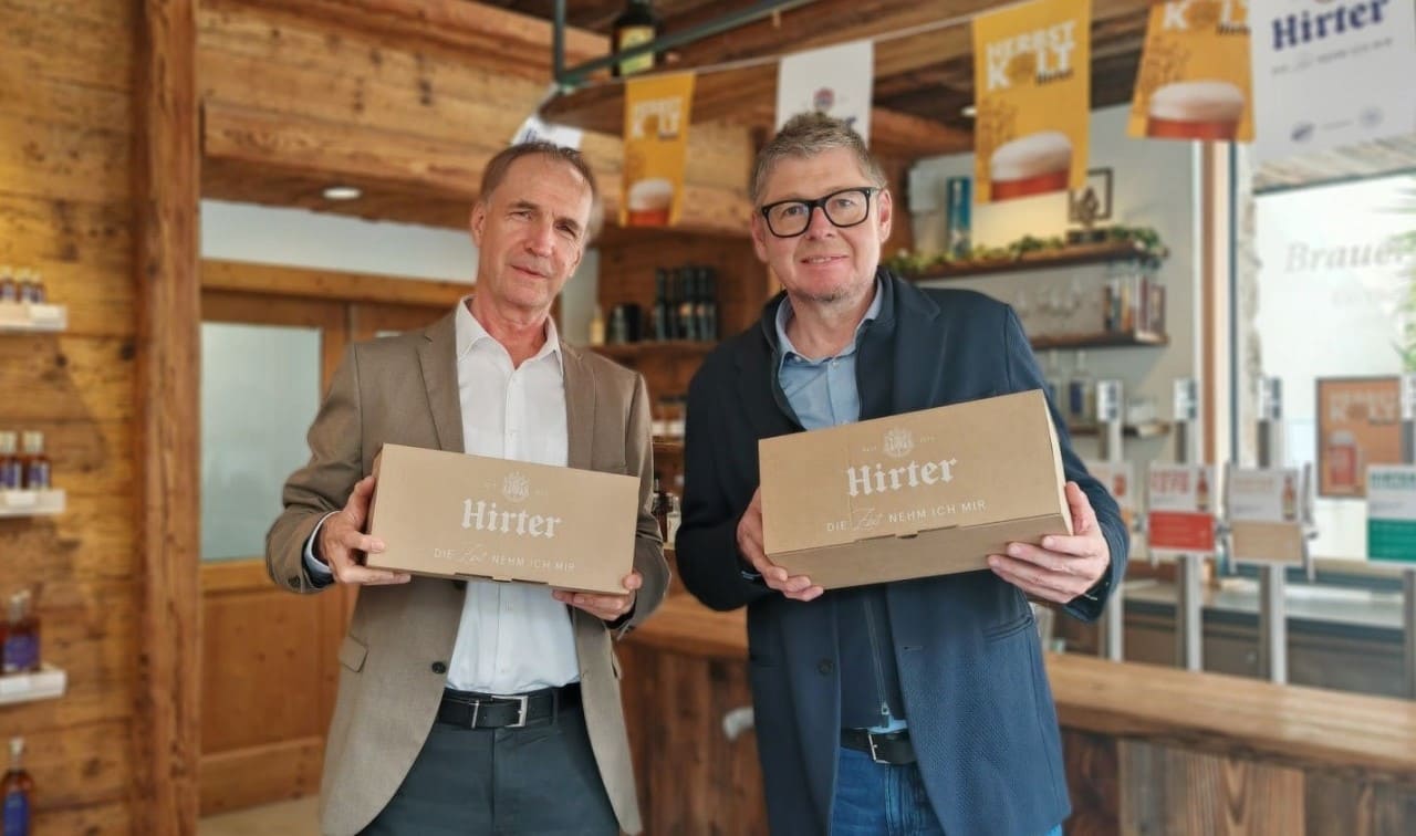 Dieter Glawischnig, Geschäftsführer von DS Smith Packaging Austria, und Heimo Schader, Geschäftsführer der Privatbrauerei Hirt Vertrieb GmbH, präsentieren die innovative Premium-Verpackungslösung für den neuen Online-Shop der Privatbrauerei Hirt.