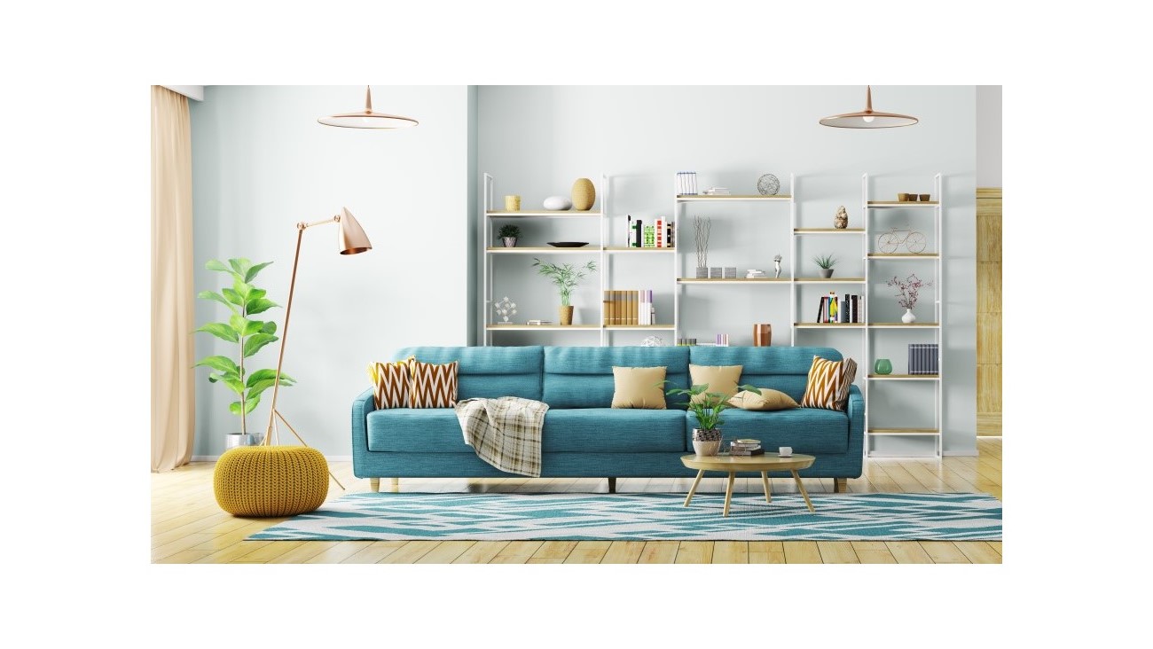 Wohnzimmer mit blauer Couch.