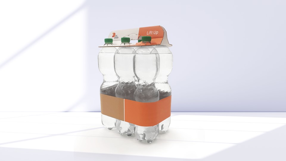 Ein Sixer Plastikflaschen mit grünem Deckel gefüllt mit Wasser steht auf einem weißen Untergrund im Licht. Die Flaschen werden durch eine orangene Banderole und einen weiß, orangenen Top Clip gebündelt.