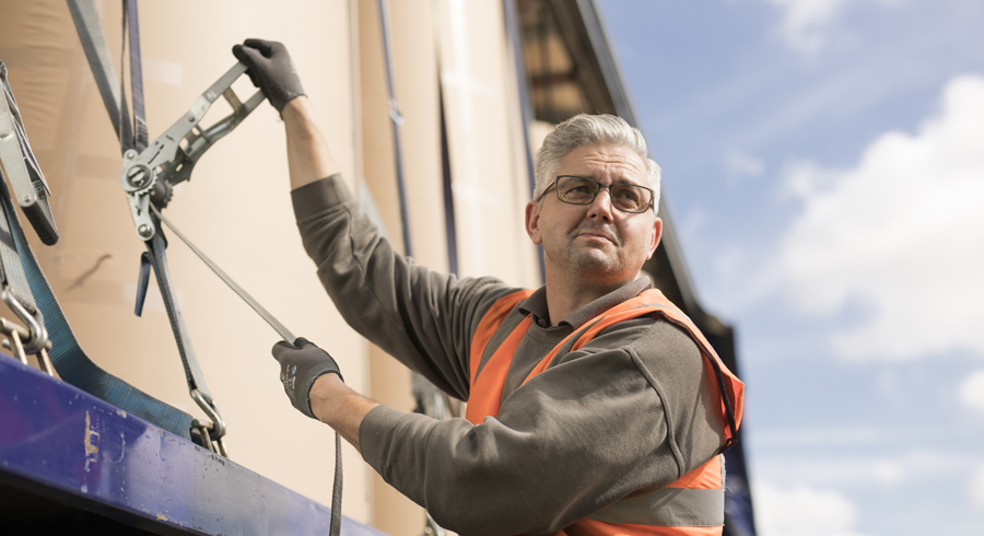 Wir reduzieren die Auswirkungen des Transports, indem wir Lösungen entwickeln, um Platzverschwendung bei Verpackung, Lagerung und Vertrieb zu vermeiden.