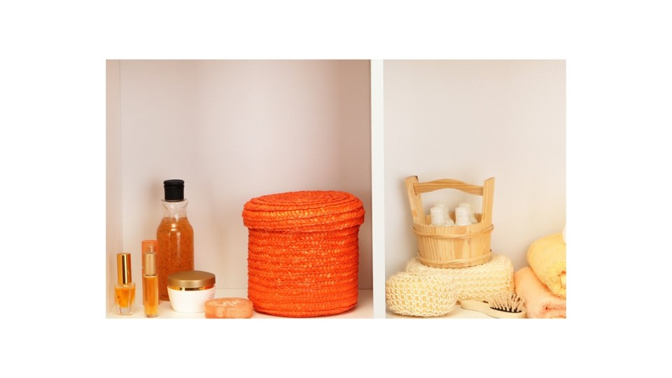 Badezimmerregal befüllt mit unterschiedlichen Toilettenartikeln.