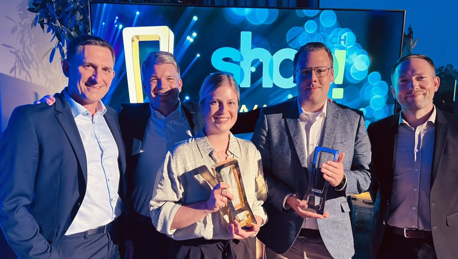 Ralf Weber, André Bernhard, Luca Elm, Michael Kullmann und Philipp Canisius mit der Trophäe in der Hand.