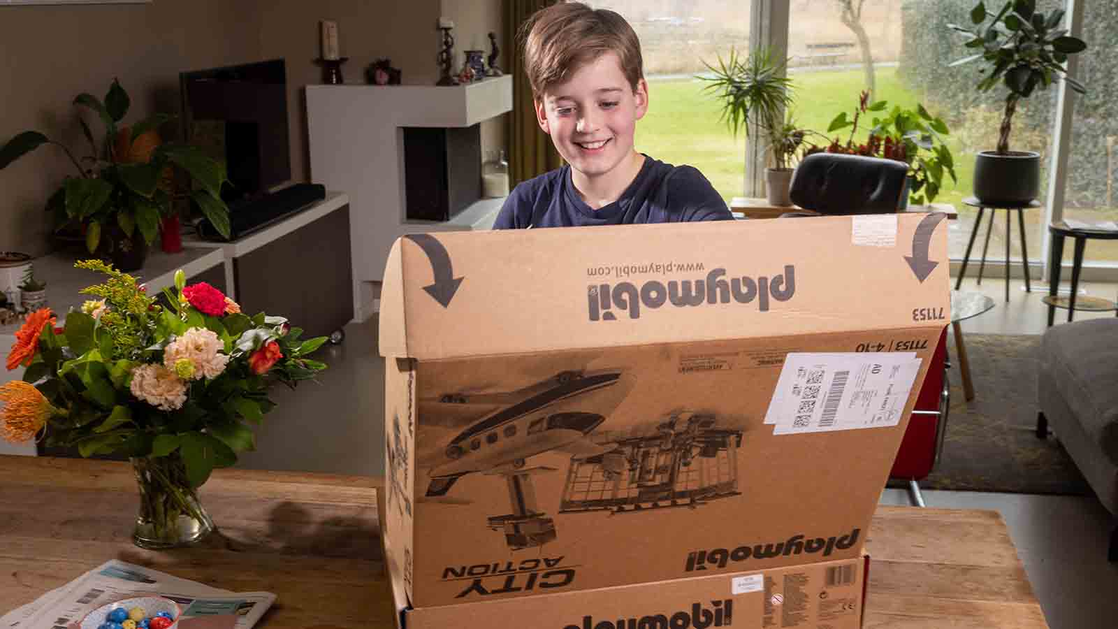 Unboxing: Robuuste verzenddoos, maar de binnenkant is, zoals gebruikelijk voor het speelgoedmerk, zorgvuldig ontworpen en verfijnd met kleurrijke bedrukking.