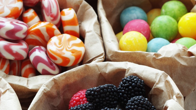 Unterschiedliche Süßwaren in Papiertüten.