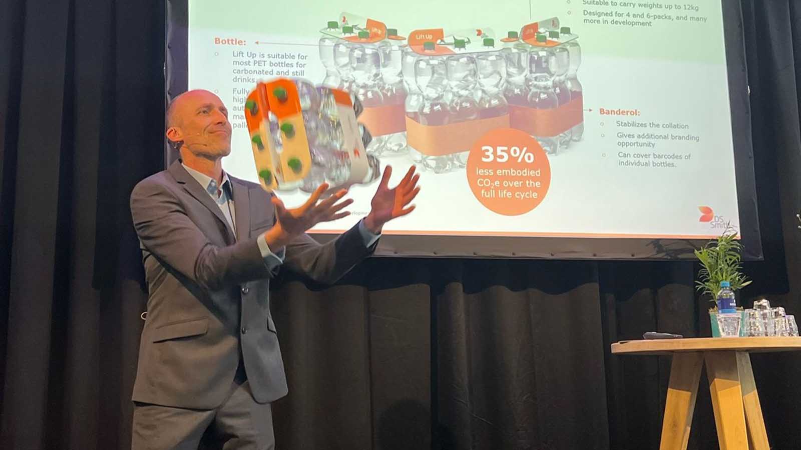 DS Smith demonstreert de robuustheid van de DS Smith Lift Up op de Empack verpakkingsbeurs