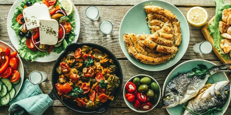 Tisch gedeckt mit unterschiedlichen frisch gekochten Speisen.