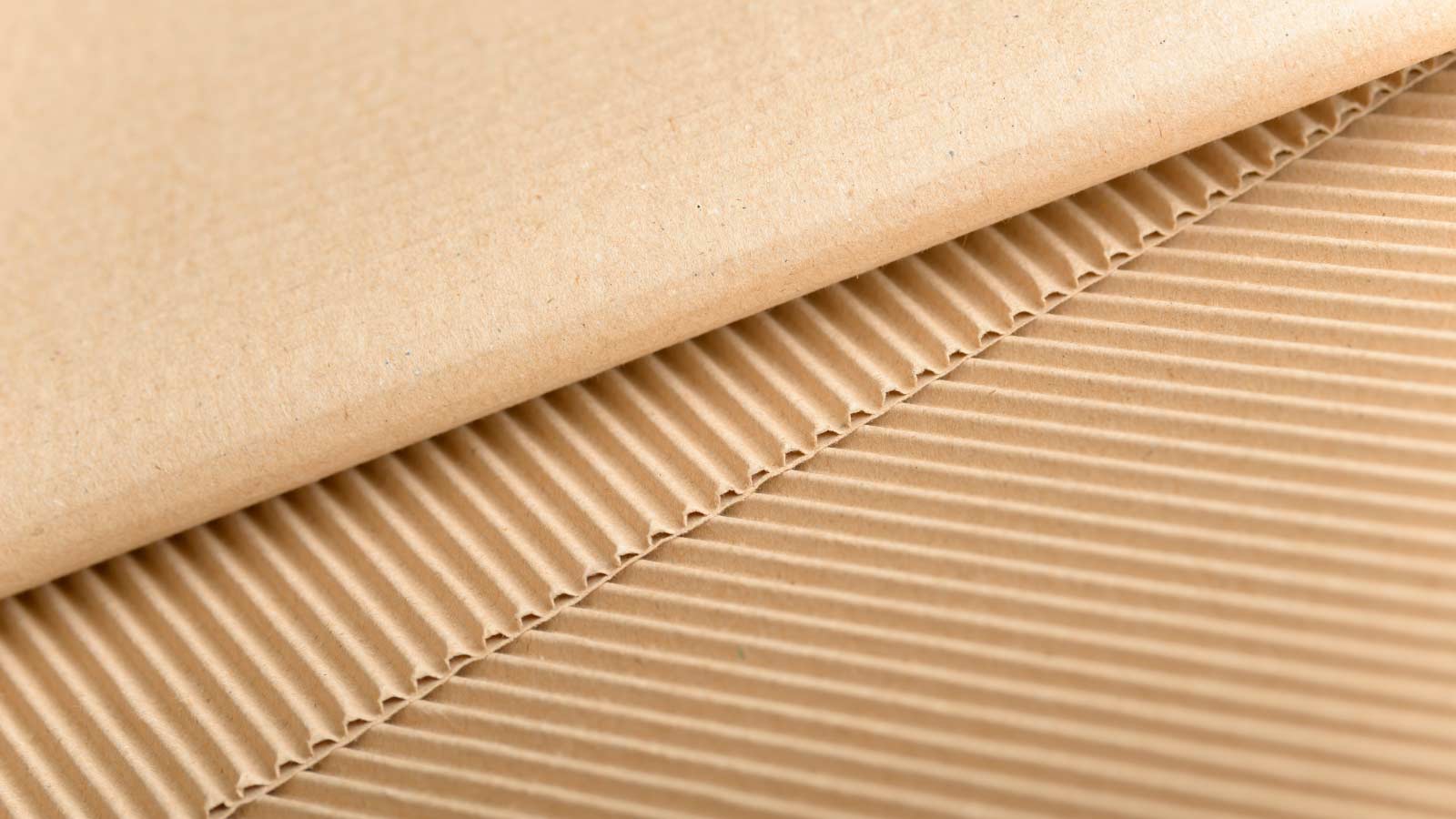 ruskea kartonkia ja aaltopahvia